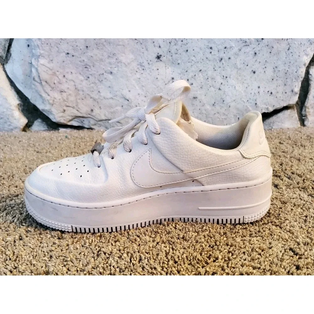 Nike Air Force 1 AF1 Sage Low Womens Triple White Platform Size 6.5 AR5339-100